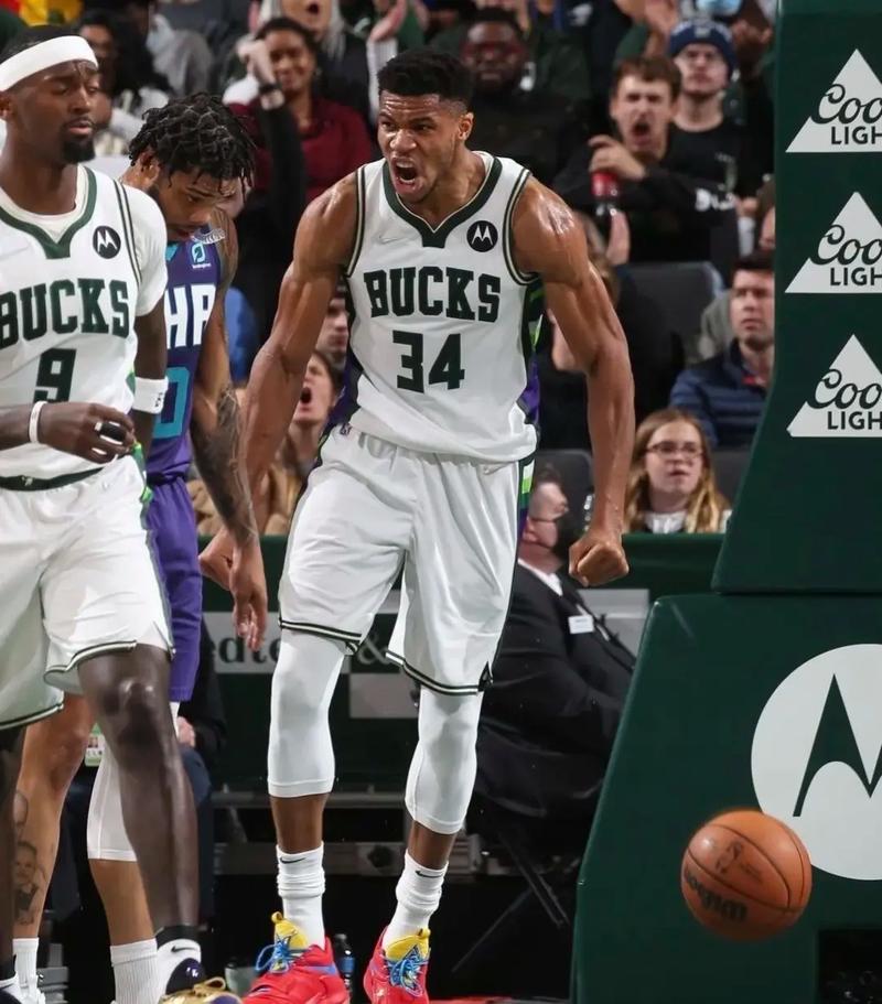 德媒：由于手指受伤，诺伊尔近两场都佩戴特制的四指手套参赛（德媒：手指受伤，诺伊尔已连续两场戴特制四指手套出战）