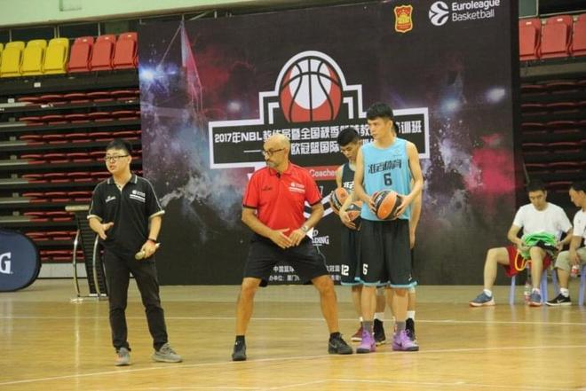 梅州vs英博：5外援PK3外援，刘祝润、杨铭锐首发，刘云出战（梅州迎战英博：5外援对阵3外援，刘祝润、杨铭锐先发，刘云登场）