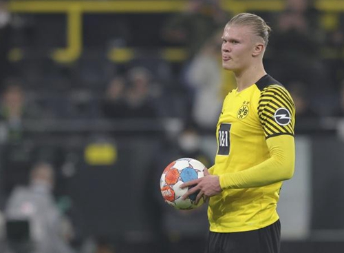 前锋连续三场进球，状态巅峰（前锋三战连斩，状态火热）