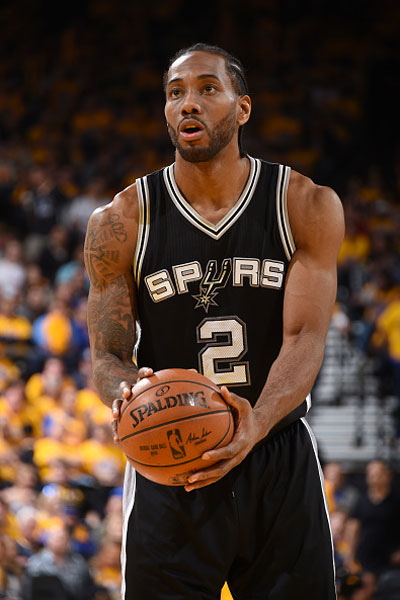 篮球湖人锁定比赛胜局，球迷狂喜（湖人提前奠定胜势，球迷欢腾）