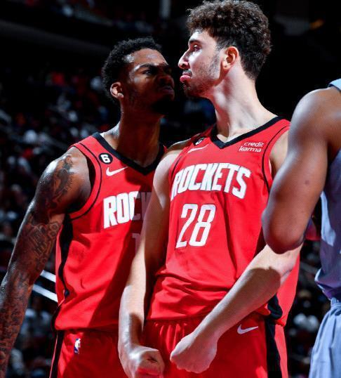 中甲冠军辽宁铁人队在沈阳故宫拍全家福：致敬历史，开启未来（中甲冠军辽宁铁人在沈阳故宫全队合影：向历史致敬，迈向未来）