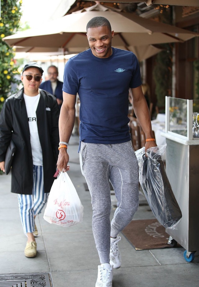 TA：因与阿隆索关系紧张，维尼修斯上月底告知老佛爷不想续约（TA：因与阿隆索关系不佳，维尼修斯上月底已告知弗洛伦蒂诺无意续约）