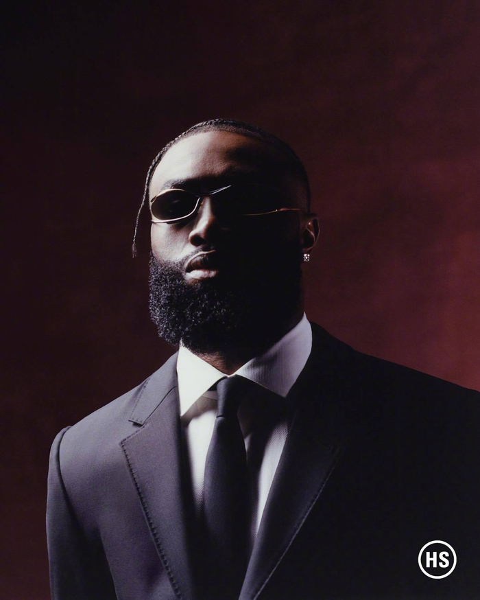 尤文全队和球迷一起出现在登机口，斯帕莱蒂和球迷们友好互动（尤文全队与球迷齐聚登机口，斯帕莱蒂亲切互动）